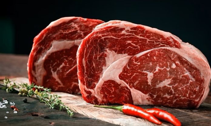 Et, insanlık tarihi boyunca temel besin kaynaklarından biri olmuştur. İlk çağlardan itibaren insanlar, et tüketimi ile enerji ve protein ihtiyaçlarını karşılamışlardır. Avcılık ve hayvancılık, toplumların beslenme kültürünü şekillendirmiş ve et, sofraların vazgeçilmez bir parçası olmuştur. Konulu bir haber görseli.