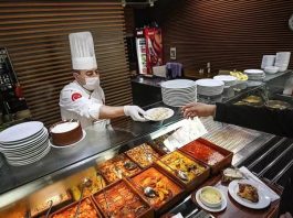 Lokanta Kültürü ve Yemek Deneyiminin Değişen Yüzü Türkiye’de lokanta kültürü, sadece yemek yemek için gidilen bir yer olmanın çok ötesinde bir anlam taşır. Osmanlı döneminden günümüze kadar uzanan bu gelenek, toplumun sosyalleşme biçimlerinden biri olmuştur. İnsanlar lokantalarda sadece yemek yemek için değil, aynı zamanda sohbet etmek, iş konuşmak veya gündelik hayatın yorgunluğunu atmak için de buluşur. Bu açıdan bakıldığında, lokantalar toplumun sosyal yaşamında önemli bir yere sahiptir. Konulu bir haber görseli.