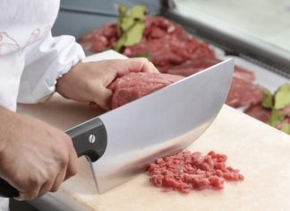 Mutfak Hataları Ustaların Gözünden Dikkat Edilmesi Gereken Noktalar Mutfakta en sık karşılaşılan sorunlardan biri, malzemelerin doğru şekilde hazırlanamamasıdır. Sebzelerin yanlış doğranması veya etin uygun şekilde marine edilmemesi, yemeklerin lezzet ve dokusunu olumsuz etkileyebilir. Bu tür hatalar, hem ev aşçılarında hem de profesyonel mutfaklarda sık görülüyor. Konulu bir haber görseli.