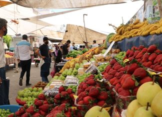 Rengarenk Semt Pazarları Şehrin Kalbi Semt pazarları, şehir hayatının vazgeçilmez parçalarından biridir. Hem ekonomik alışveriş imkânı sunmaları hem de toplumsal bir buluşma noktası olmalarıyla ön plana çıkarlar. Her hafta belirli günlerde kurulan bu pazarlar, şehrin farklı bölgelerindeki insanları bir araya getirir. Tezgâhlarda yer alan taze sebzeler, meyveler, baharatlar ve yerel ürünler, hem damak zevkine hitap eder hem de bölgesel kültürün yaşatılmasına katkı sağlar. Konulu bir haber görseli.
