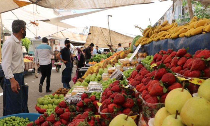 Semt pazarları, şehir hayatının vazgeçilmez parçalarından biridir. Hem ekonomik alışveriş imkânı sunmaları hem de toplumsal bir buluşma noktası olmalarıyla ön plana çıkarlar. Her hafta belirli günlerde kurulan bu pazarlar, şehrin farklı bölgelerindeki insanları bir araya getirir. Tezgâhlarda yer alan taze sebzeler, meyveler, baharatlar ve yerel ürünler, hem damak zevkine hitap eder hem de bölgesel kültürün yaşatılmasına katkı sağlar. Konulu bir haber görseli.