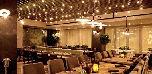 Restoran Dekorunda Yeni Trendler ve Müşteri Deneyimine Etkisi Bir restoranın başarısını sadece yemeklerinin lezzeti ya da menüsünün çeşitliliği belirlemez. Restoran dekoru, mekânın kimliğini oluşturan en güçlü unsurlardan biridir. İnsanlar bir mekâna girdiklerinde ilk olarak ambiyansı fark ederler ve bu deneyim onların yemek algısını doğrudan etkiler. Bu nedenle doğru seçilmiş dekoratif ögeler, mekânın atmosferini güçlü kılarak müşterilerin daha fazla vakit geçirmesini sağlar. Konulu bir haber görseli