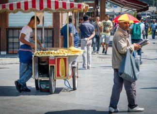 Sokak Satıcılarının Şehir Kültüründeki Yeri ve Önemi Şehir yaşamının vazgeçilmez bir parçası olan sokak satıcıları, hem ekonomik hem de kültürel açıdan önemli bir role sahiptir. Geniş bir ürün yelpazesi sunmaları, günlük hayatta pratik çözümler sağlamaları ve şehrin dinamizmini yansıtmaları, onları kent kimliğinin ayrılmaz bir unsuru haline getirir. Özellikle büyük şehirlerde sabahın erken saatlerinden gece geç saatlere kadar çalışan bu satıcılar, yerel ekonomiye de ciddi katkı sağlar. Konulu bir haber görseli.