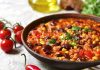 Chili Con Carne Dünyanın En Baharatlı Lezzetlerinden Biri Chili Con Carne, Meksika ve Amerika mutfaklarının kesişim noktasında doğmuş, dünya genelinde tanınan baharatlı bir yemektir. İsminin anlamı “etli biber” olup, temelinde kırmızı biber ve dana eti yer alır. Kökeni konusunda farklı tartışmalar bulunsa da genellikle Meksika kökenli olduğu kabul edilir. Ancak Texas mutfağının da bu yemeğin yaygınlaşmasında büyük payı vardır. Konulu bir haber görseli.
