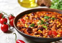 Chili Con Carne Dünyanın En Baharatlı Lezzetlerinden Biri Chili Con Carne, Meksika ve Amerika mutfaklarının kesişim noktasında doğmuş, dünya genelinde tanınan baharatlı bir yemektir. İsminin anlamı “etli biber” olup, temelinde kırmızı biber ve dana eti yer alır. Kökeni konusunda farklı tartışmalar bulunsa da genellikle Meksika kökenli olduğu kabul edilir. Ancak Texas mutfağının da bu yemeğin yaygınlaşmasında büyük payı vardır. Konulu bir haber görseli.