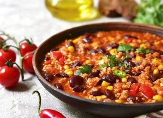 Chili Con Carne Dünyanın En Baharatlı Lezzetlerinden Biri Chili Con Carne, Meksika ve Amerika mutfaklarının kesişim noktasında doğmuş, dünya genelinde tanınan baharatlı bir yemektir. İsminin anlamı “etli biber” olup, temelinde kırmızı biber ve dana eti yer alır. Kökeni konusunda farklı tartışmalar bulunsa da genellikle Meksika kökenli olduğu kabul edilir. Ancak Texas mutfağının da bu yemeğin yaygınlaşmasında büyük payı vardır. Konulu bir haber görseli.