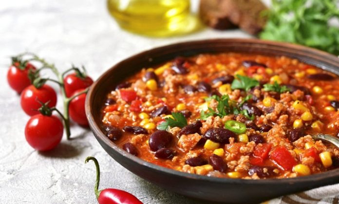 Chili Con Carne Dünyanın En Baharatlı Lezzetlerinden Biri Chili Con Carne, Meksika ve Amerika mutfaklarının kesişim noktasında doğmuş, dünya genelinde tanınan baharatlı bir yemektir. İsminin anlamı “etli biber” olup, temelinde kırmızı biber ve dana eti yer alır. Kökeni konusunda farklı tartışmalar bulunsa da genellikle Meksika kökenli olduğu kabul edilir. Ancak Texas mutfağının da bu yemeğin yaygınlaşmasında büyük payı vardır. Konulu bir haber görseli.