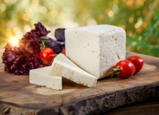 Ezine beyaz peynir, Türkiye’nin en değerli peynir çeşitlerinden biri olarak sofralarda kendine özgü yer edinmiştir. Kendine has aroması, yumuşak dokusu ve tuz dengesiyle kahvaltıların vazgeçilmez lezzeti olmuştur. Ezine’nin doğal otlaklarında yetişen inek, koyun ve keçi sütlerinin karışımıyla üretilen bu peynir, hem geleneksel hem de modern mutfaklarda farklı tariflerle değerlendirilebilmektedir. Konulu bir haber görseli.