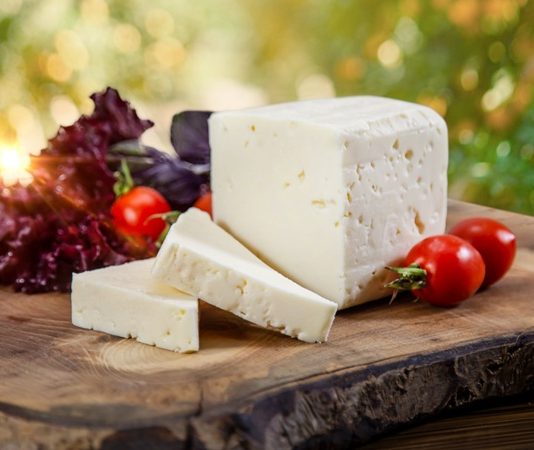 Ezine Beyaz Peynir: Gelenekten Sofralara Lezzet Yolculuğu Ezine beyaz peynir, Türkiye’nin en değerli peynir çeşitlerinden biri olarak sofralarda kendine özgü yer edinmiştir. Kendine has aroması, yumuşak dokusu ve tuz dengesiyle kahvaltıların vazgeçilmez lezzeti olmuştur. Ezine’nin doğal otlaklarında yetişen inek, koyun ve keçi sütlerinin karışımıyla üretilen bu peynir, hem geleneksel hem de modern mutfaklarda farklı tariflerle değerlendirilebilmektedir. Konulu bir haber görseli.