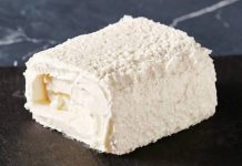 Kaymak ve Tereyağı Sofraların Vazgeçilmez Lezzetleri Arasında Yerini Koruyor Türk mutfağının en köklü ve en sevilen ürünleri arasında yer alan kaymak ve tereyağı, hem geleneksel sofralarda hem de modern mutfaklarda güçlü bir konuma sahiptir. Süt ürünleri arasında özel bir yere sahip olan bu iki lezzet, kahvaltıdan ana yemeklere, tatlılardan hamur işlerine kadar geniş bir kullanım alanına sahiptir. Özellikle doğal üretim yöntemlerine olan ilginin artmasıyla birlikte doğal kaymak ve tereyağı yeniden ön plana çıkmıştır. Konulu bir haber görseli.