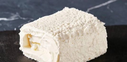 Kaymak ve Tereyağı Sofraların Vazgeçilmez Lezzetleri Arasında Yerini Koruyor Türk mutfağının en köklü ve en sevilen ürünleri arasında yer alan kaymak ve tereyağı, hem geleneksel sofralarda hem de modern mutfaklarda güçlü bir konuma sahiptir. Süt ürünleri arasında özel bir yere sahip olan bu iki lezzet, kahvaltıdan ana yemeklere, tatlılardan hamur işlerine kadar geniş bir kullanım alanına sahiptir. Özellikle doğal üretim yöntemlerine olan ilginin artmasıyla birlikte doğal kaymak ve tereyağı yeniden ön plana çıkmıştır. Konulu bir haber görseli.