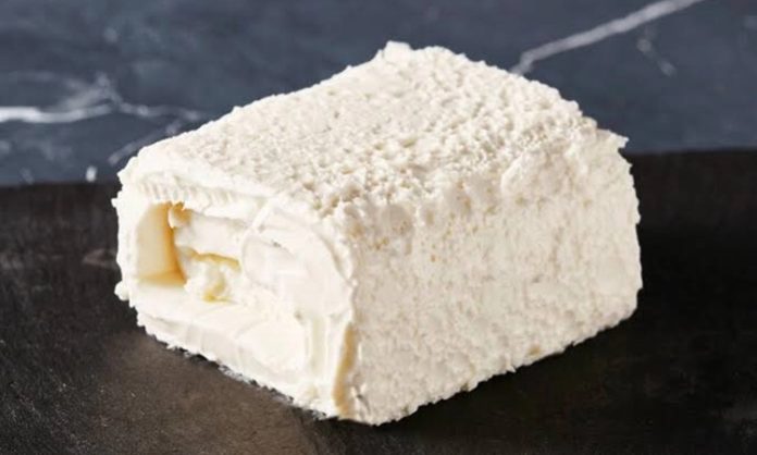 Kaymak ve Tereyağı Sofraların Vazgeçilmez Lezzetleri Arasında Yerini Koruyor Türk mutfağının en köklü ve en sevilen ürünleri arasında yer alan kaymak ve tereyağı, hem geleneksel sofralarda hem de modern mutfaklarda güçlü bir konuma sahiptir. Süt ürünleri arasında özel bir yere sahip olan bu iki lezzet, kahvaltıdan ana yemeklere, tatlılardan hamur işlerine kadar geniş bir kullanım alanına sahiptir. Özellikle doğal üretim yöntemlerine olan ilginin artmasıyla birlikte doğal kaymak ve tereyağı yeniden ön plana çıkmıştır. Konulu bir haber görseli.