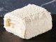 Kaymak ve Tereyağı Sofraların Vazgeçilmez Lezzetleri Arasında Yerini Koruyor Türk mutfağının en köklü ve en sevilen ürünleri arasında yer alan kaymak ve tereyağı, hem geleneksel sofralarda hem de modern mutfaklarda güçlü bir konuma sahiptir. Süt ürünleri arasında özel bir yere sahip olan bu iki lezzet, kahvaltıdan ana yemeklere, tatlılardan hamur işlerine kadar geniş bir kullanım alanına sahiptir. Özellikle doğal üretim yöntemlerine olan ilginin artmasıyla birlikte doğal kaymak ve tereyağı yeniden ön plana çıkmıştır. Konulu bir haber görseli.