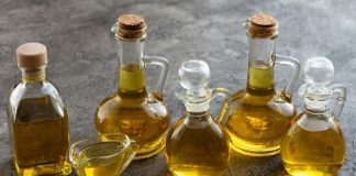 Zeytinyağı ve Bitkisel Yağlar Sofralarda Değişen Tercihler Günümüzde beslenme alışkanlıkları değiştikçe kullanılan yağ türleri de daha fazla tartışılır hale geliyor. Özellikle zeytinyağı ve farklı bitkisel yağlar, hem ev mutfaklarında hem de gıda sektöründe önemli bir yere sahip. Yağ seçimi artık yalnızca lezzetle değil, üretim yöntemi, içerik ve kullanım alanlarıyla birlikte değerlendiriliyor. Bu durum, tüketicilerin bilinçli tercihler yapmasını beraberinde getiriyor. Konulu bir haber görseli.