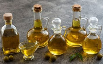 Zeytinyağı ve Bitkisel Yağlar Sofralarda Değişen Tercihler Günümüzde beslenme alışkanlıkları değiştikçe kullanılan yağ türleri de daha fazla tartışılır hale geliyor. Özellikle zeytinyağı ve farklı bitkisel yağlar, hem ev mutfaklarında hem de gıda sektöründe önemli bir yere sahip. Yağ seçimi artık yalnızca lezzetle değil, üretim yöntemi, içerik ve kullanım alanlarıyla birlikte değerlendiriliyor. Bu durum, tüketicilerin bilinçli tercihler yapmasını beraberinde getiriyor. Konulu bir haber görseli.