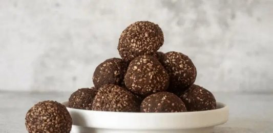 Çikolatalı atıştırmalıklar, günümüz beslenme alışkanlıklarında hem keyif hem de pratiklik arayan tüketicilerin en sık tercih ettiği ürünler arasında yer alıyor. Yoğun iş temposu, hızlı yaşam tarzı ve artan stres faktörleri, küçük ama lezzetli kaçamakları daha cazip hale getiriyor. Bu noktada çikolatalı atıştırmalıklar, tatlı ihtiyacını kısa sürede karşılaması ve kolay ulaşılabilir olması nedeniyle geniş bir kitleye hitap ediyor. Konulu bir haber görseli.