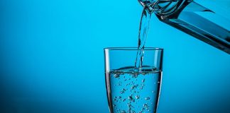 Su, yaşamın temel unsurlarından biri olarak insan hayatının merkezinde yer alıyor. Günlük hayatta tüketilen suyun kaynağı, içeriği ve kullanım amacı ise giderek daha fazla önem kazanıyor. Bu noktada su çeşitleri, yalnızca bir içecek tercihi değil, aynı zamanda sağlık, çevre ve yaşam tarzı ile doğrudan ilişkili bir konu olarak öne çıkıyor. Doğal kaynaklardan elde edilen sulardan arıtılmış seçeneklere kadar uzanan bu çeşitlilik, tüketicilerin bilinçli seçimler yapmasını gerekli kılıyor. Konulu bir haber görseli.