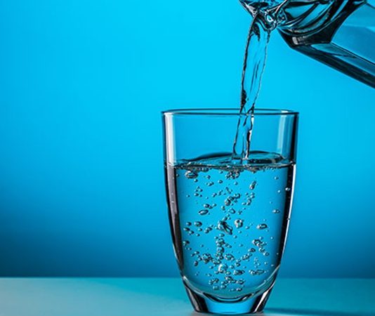 Su Çeşitleri Günlük Yaşamda Tüketim Alışkanlıklarını Nasıl Şekillendiriyor Su, yaşamın temel unsurlarından biri olarak insan hayatının merkezinde yer alıyor. Günlük hayatta tüketilen suyun kaynağı, içeriği ve kullanım amacı ise giderek daha fazla önem kazanıyor. Bu noktada su çeşitleri, yalnızca bir içecek tercihi değil, aynı zamanda sağlık, çevre ve yaşam tarzı ile doğrudan ilişkili bir konu olarak öne çıkıyor. Doğal kaynaklardan elde edilen sulardan arıtılmış seçeneklere kadar uzanan bu çeşitlilik, tüketicilerin bilinçli seçimler yapmasını gerekli kılıyor. Konulu bir haber görseli.