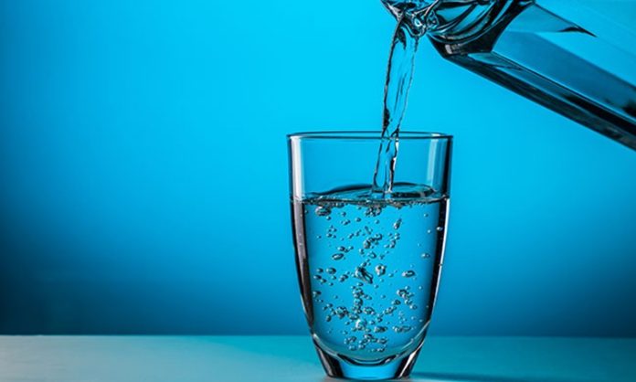 Su Çeşitleri Günlük Yaşamda Tüketim Alışkanlıklarını Nasıl Şekillendiriyor Su, yaşamın temel unsurlarından biri olarak insan hayatının merkezinde yer alıyor. Günlük hayatta tüketilen suyun kaynağı, içeriği ve kullanım amacı ise giderek daha fazla önem kazanıyor. Bu noktada su çeşitleri, yalnızca bir içecek tercihi değil, aynı zamanda sağlık, çevre ve yaşam tarzı ile doğrudan ilişkili bir konu olarak öne çıkıyor. Doğal kaynaklardan elde edilen sulardan arıtılmış seçeneklere kadar uzanan bu çeşitlilik, tüketicilerin bilinçli seçimler yapmasını gerekli kılıyor. Konulu bir haber görseli.